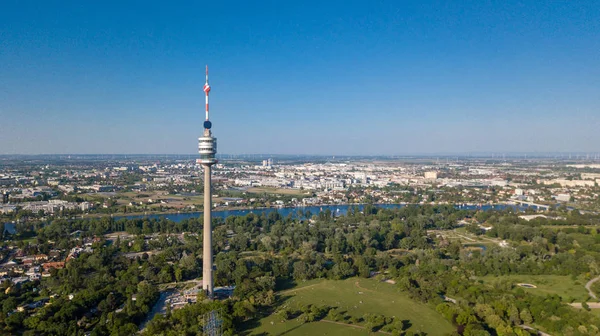 Viennas Donauturm güzel uçak atış mavi gökyüzü gündüz ile