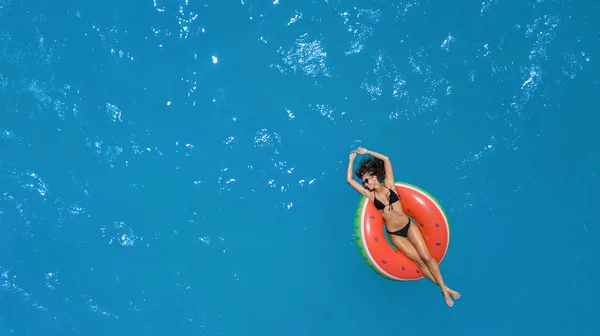 Beautiful Young Woman Enjoying Summer Sea — Stock Photo, Image