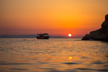 Güzel atış okyanusta neredeyse akşam gün batımına doğru direksiyon bir teknenin