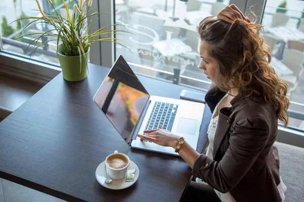 Hermosa Joven Mujer Negocios Trabajando Computadora Portátil Restaurante Estresado — Foto de Stock