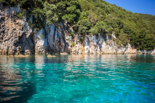 Güzel bir sahil şeridine güzel mavi renkli su gündüz kadeh