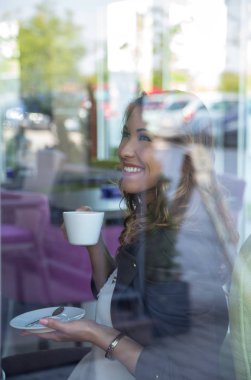 Güzel genç kadın ile pencereden fotoğrafı bir kafede