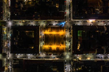 Middl basketbol mahkemede gece güzel robot vurdu