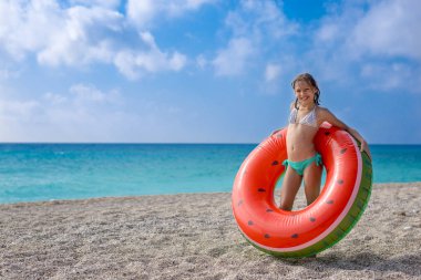 Bir inflatab ile plajda oynayan güzel genç kadın çocuk