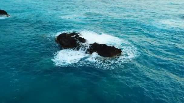 Vacker Drönare Skott Vågor Som Omger Klippa Havet — Stockvideo