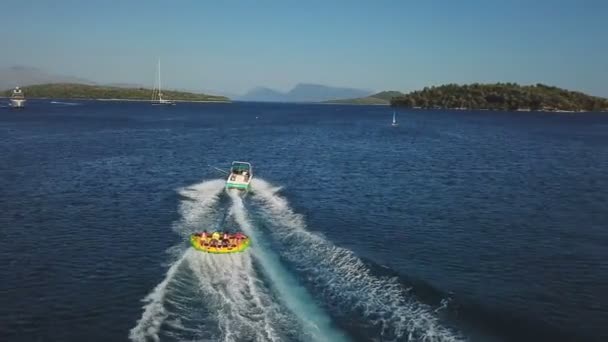 モーターボートによって海を横切ってストレスフルのグループ — ストック動画