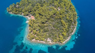 Okyanusun ortasında güzel küçük bir adanın drone vurdu