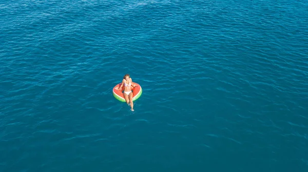 Beautiful Young Woman Bathing Ocean — Stock Photo, Image