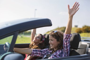 İki genç güzel kız bir cabrio sürüş