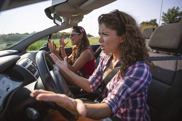 컨버터블 자동차에서 교통에 화가 두 아름다운 젊은 여성 — 스톡 사진