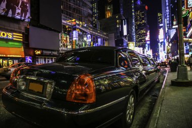 Stretch limuzin gece New York'ta bir yolda park
