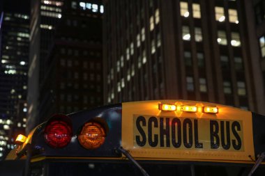 New York'ta bir okul otobüsü tabelası yakın