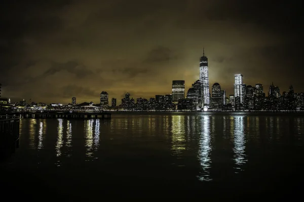 New York City Skyline sett från New Jersey på natten — Stockfoto