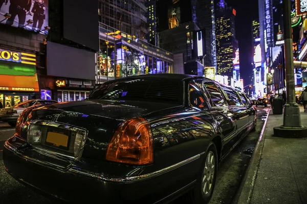 Limusina de estiramento estacionada em uma estrada em Nova York à noite — Fotografia de Stock