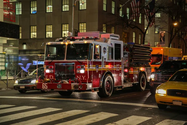 Brandman lastbil i trafik i New York City Downtown — Stockfoto