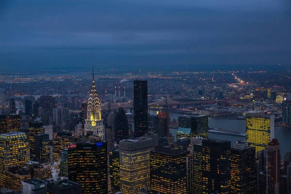 Θέα στον ορίζοντα της Νέας Υόρκης τη νύχτα με τη γέφυρα του Μανχάταν στο — Φωτογραφία Αρχείου