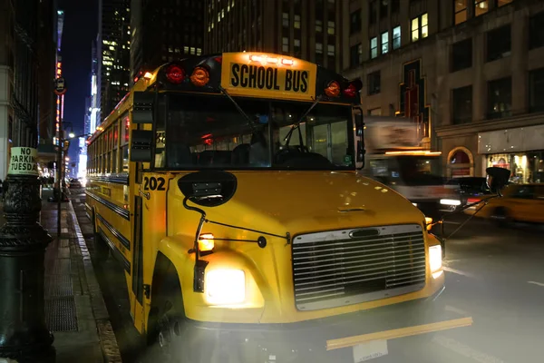 New York City Manha bir caddenin kenarında park edilmiş okul otobüsü