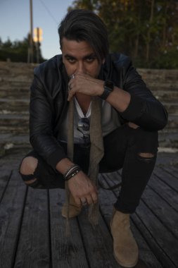 Yakışıklı genç adam kameraya bakıyor