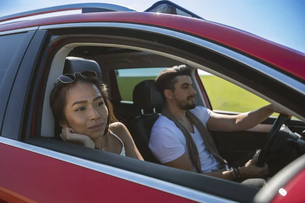 Bella felice giovane coppia di guida in un viaggio in auto — Foto Stock
