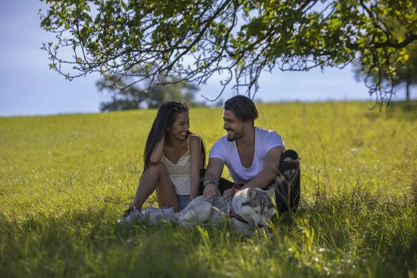 Lycklig ungt par emnjoying en varm sommardag utanför med Thei — Stockfoto