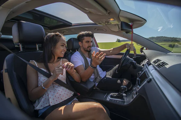 Przystojny młody para jazda w a samochód podczas rozmowa — Zdjęcie stockowe