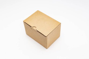 Beyaz arkaplan üzerindeki karton kutunun yakın plan görüntüsü