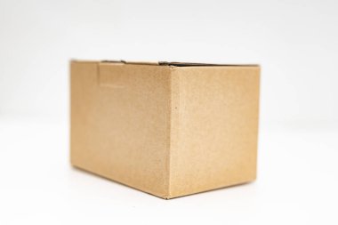 Beyaz arkaplan üzerindeki karton kutunun yakın plan görüntüsü