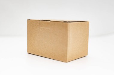Beyaz arkaplan üzerindeki karton kutunun yakın plan görüntüsü