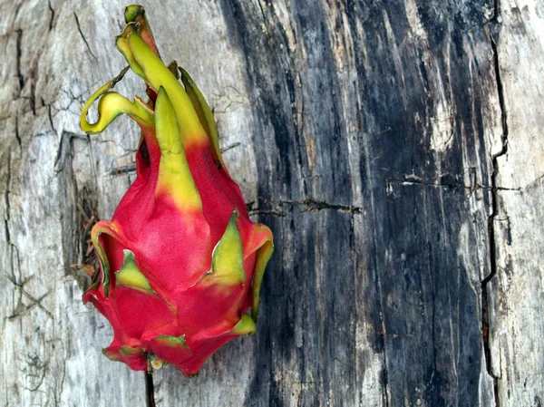 Drachenfrucht Auf Altem Holz — Stockfoto