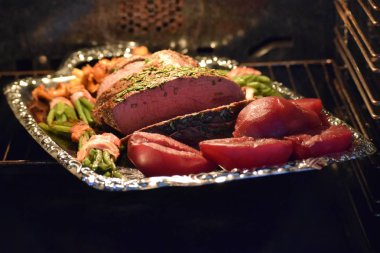 Festival kızartma fırında gümüş tepsi üzerinde