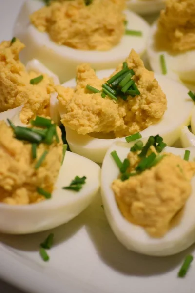 チャイブと伝統的な卵の前菜 — ストック写真