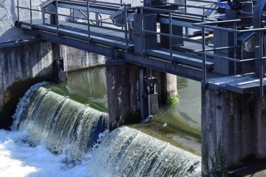 Su düzenlemeleri için küçük metal weir