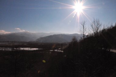 Dağlar, gün, Güneş, nehir