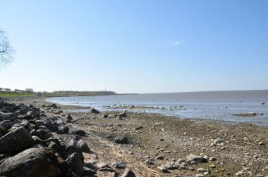 St. Petersburg, Peterhof, yaz, gün, Finlandiya Körfezi, taşlar kıyısında