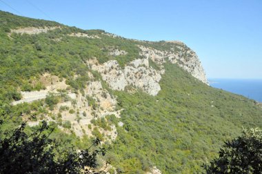 Kırım'da, deniz ve dağlar, gün, yaz görünümü