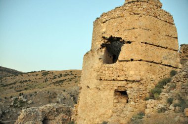 Kırım'da, eski kule, dağlar