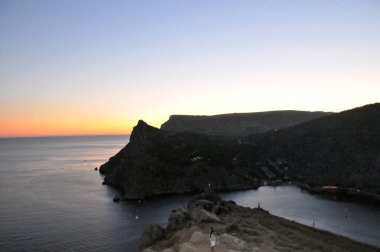 Kırım, akşam, dağlar Balaklava şehir, günbatımı,