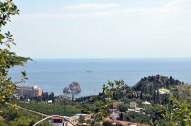 Kırım'da, dağlar, gökyüzü, bulutlar, şehir deniz, ağaçlar