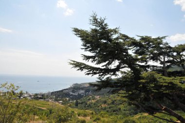 Kırım'da, dağlar, gökyüzü, bulutlar, deniz kenarında şehir