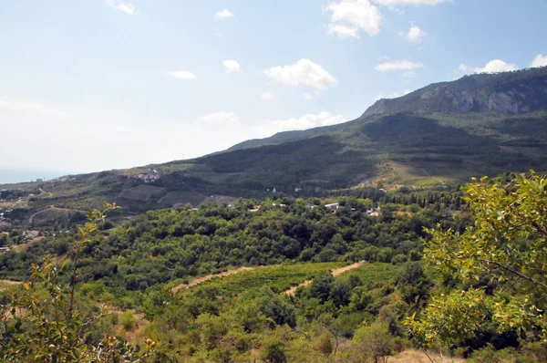 Crimea Las Montañas Cielo Las Nubes Pueblo Las Montañas —  Fotos de Stock