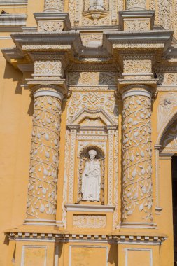 Heykele facad La Merced Kilisesi Antigua, Guatemala