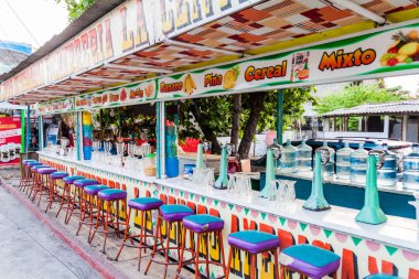 Monterrico, Guatemala - 29 Mart 2016: Meyve suyu barı Monterrico Köyü.