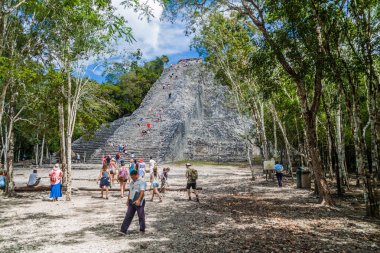Coba, Meksika - 1 Mart 2016: Turist ziyaret piramit Nohoch Mul Coba, Meksika Maya şehir kalıntıları