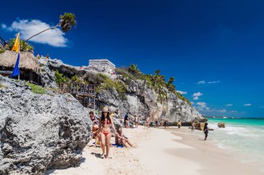 Tulum, Mexio - 29 Şubat 2016: Antik Maya şehir Tulum, Meksika kalıntıları altında sahilde turist