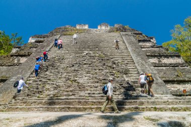 Tikal, Guatemala - 14 Mart 2016: Merdiven Talud-Tablero Tapınağı arkeolojik alanında Tikal, Guatemala