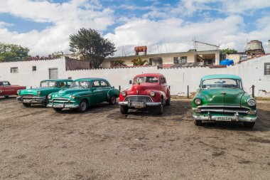 Santa Clara, Cuba - 12 Şubat 2016: Santa Clara, Küba'da paylaşılan taksi olarak hizmet veren Vintage arabalar.
