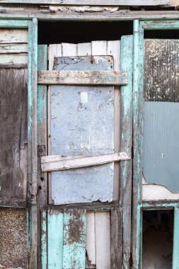 Camagüey, Küba'da bina bir dilipitated kapı