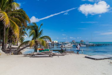 Caye Caulker, Belize - 2 Mart 2016: Bir sahil köyünde Caye Caulker, Belize, görünümü