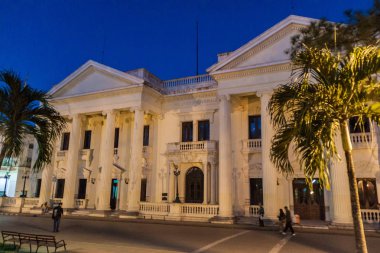 Santa Clara, Cuba - 13 Şubat 2016: Palacio il Sarayı Parque Vidal Meydanı Merkezi Santa Clara, Cuba.