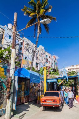 Havana, Küba - 20 Şubat 2016: Callejon de Hamel Havana Centro mahallede çeşitli sokak sanatı